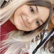 Estudiante de magisterio imparte clases de diversas asignaturas a niños de edad escolar